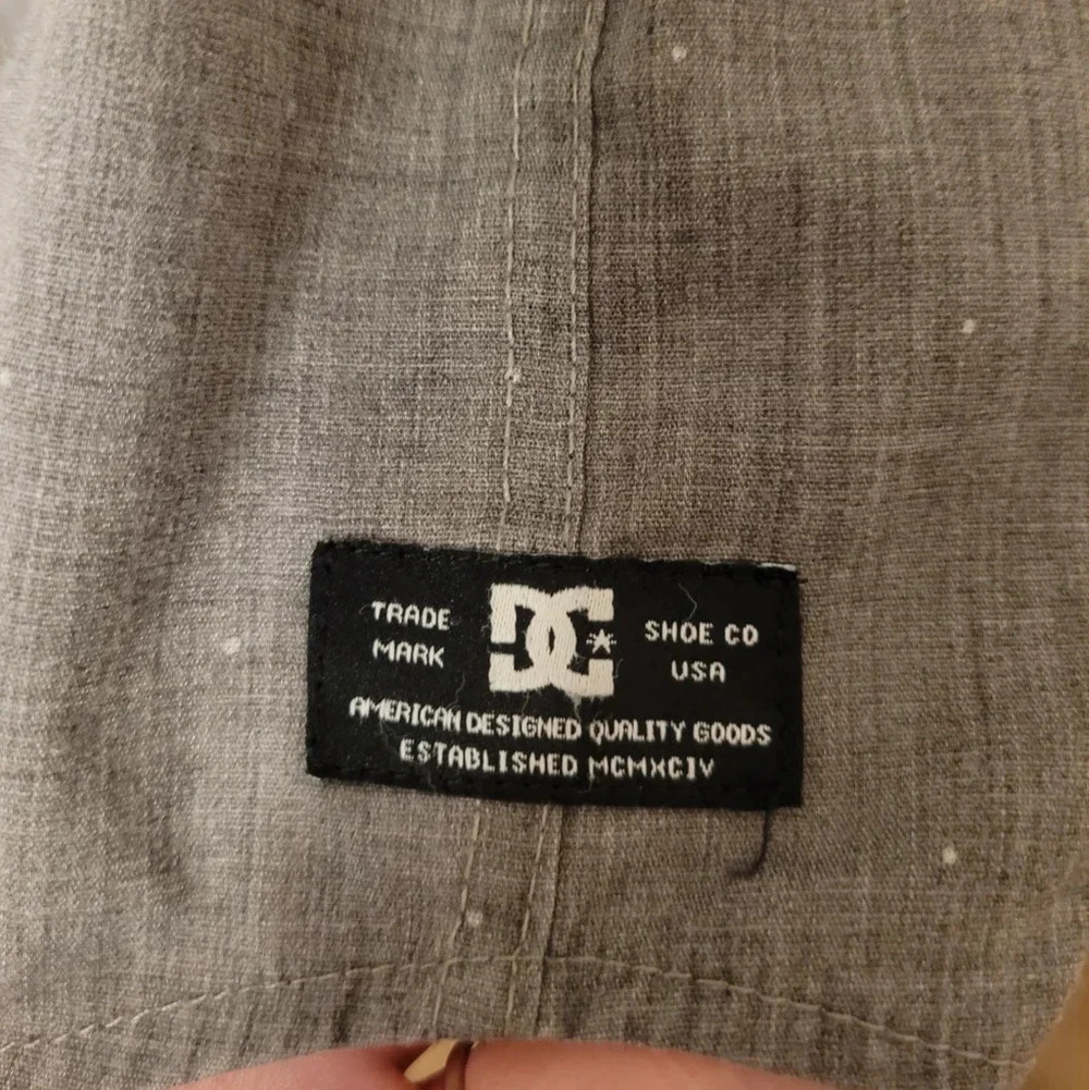 DC men's short sleeve button-up size medium gray with extra buttons LOT-C - Picture 5 of 5